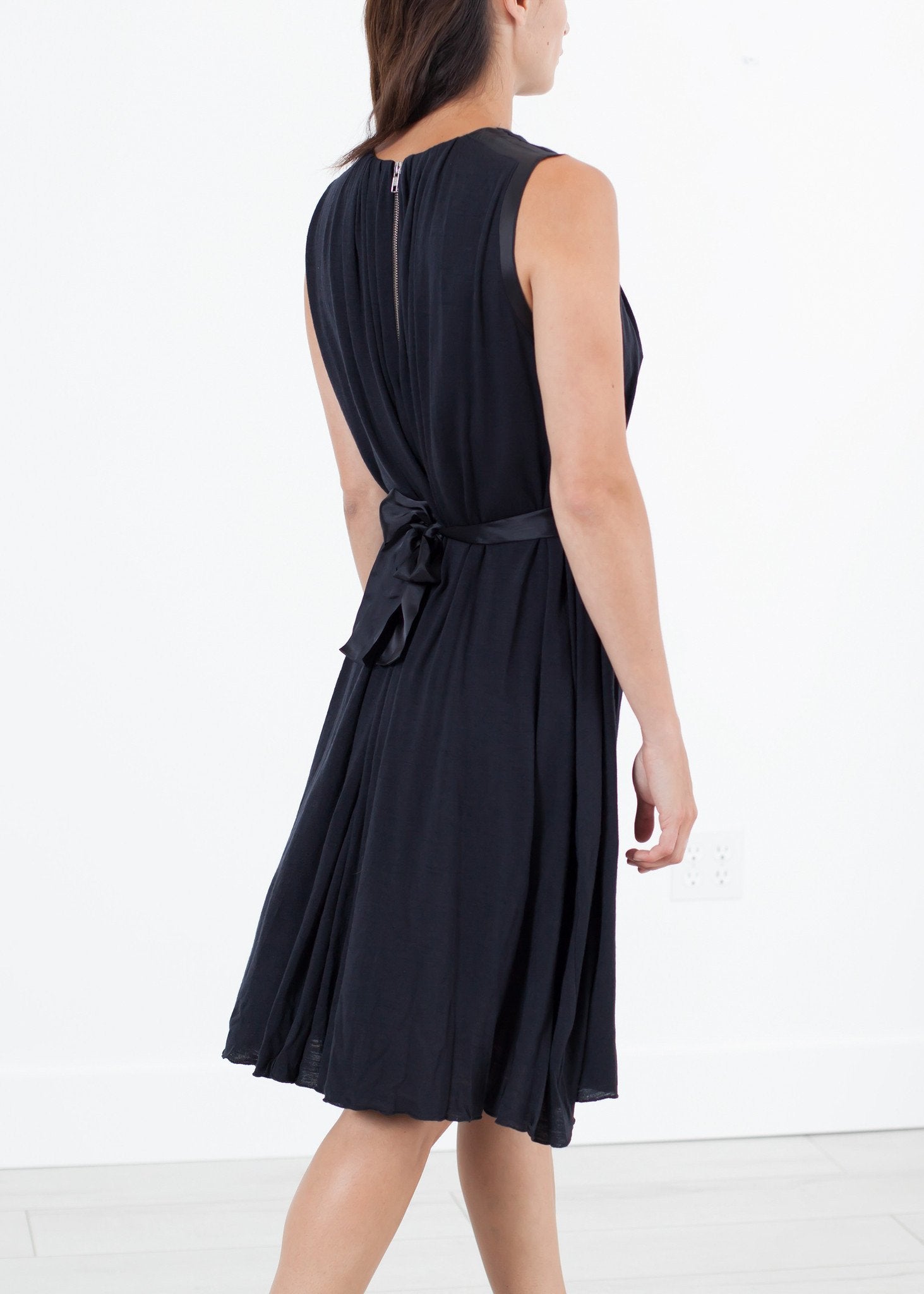 Sleeveless Pleated Dress in Navy|women's dresses[option1]|[option2]|[option3] - hello
