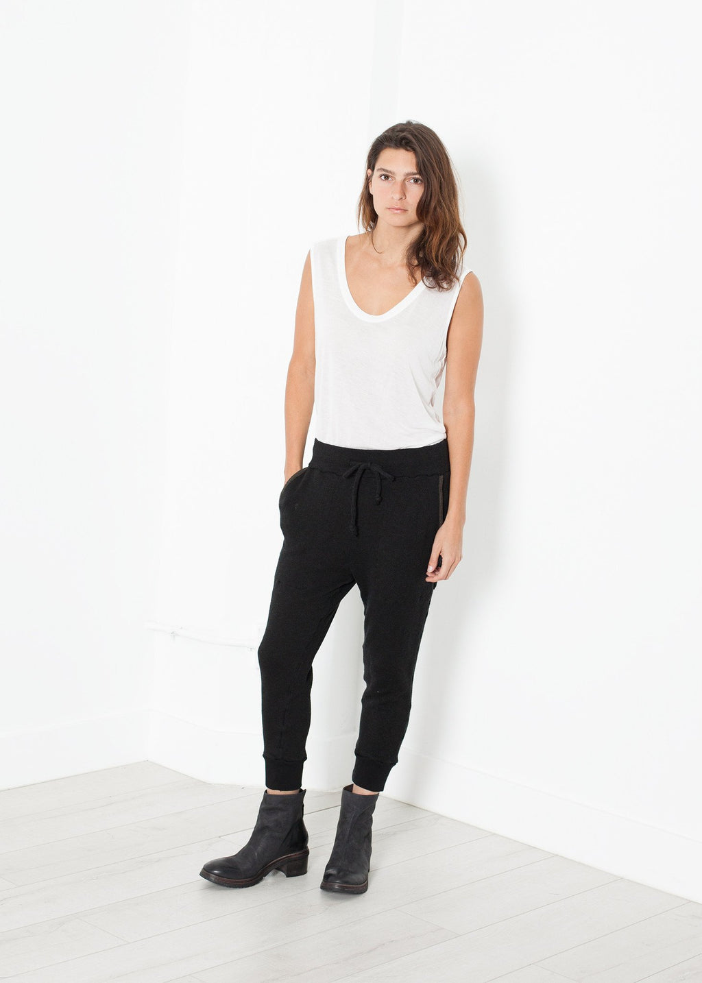Highsoft Cropped Sweat in Black|women's pants[option1]|[option2]|[option3] - hello